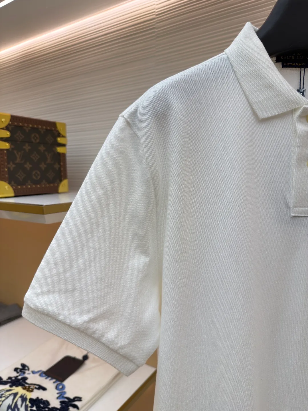 Ralph Lauren embroidered logo Polo shirt ●Original version: Purchased and developed for 1290 ●Item number: 1682567-A15 ●Material: pure cotton piqué fabric ●Technology: embroidery production ●Color: white ●Version: fitted version ●Weight: about 275 grams ●Size: S-M-L-XL ●Description: Customized piqué cotton sateen, compact and delicate, comfortable and next to skin, elegantly presented with a touch of deep black The iconic white pony embroidery is like a smart musical note dancing on the black canvas. It is simple but highly recognizable. It is a versatile artifact in the wardrobe. It has a very simple shape and contains the soul of fashion. It adopts imported machine embroidery technology. It uses advanced computer control systems and precision mechanical parts to realize the iconic pony embroidery operation with high precision. The lines are smooth and delicate, and the fabrics have been washed. It has a better hand feel and texture. It is not easy to deform, not easy to shrink, not easy to fade, and maintains long-term beauty. The overall wiring is straight and delicate, the fabric is comfortable and soft, and the color is consistent without color difference. It can be matched with the same style to create a fashionable look and control various occasions. Customized accessories, complete with three standards, same style for men and women!